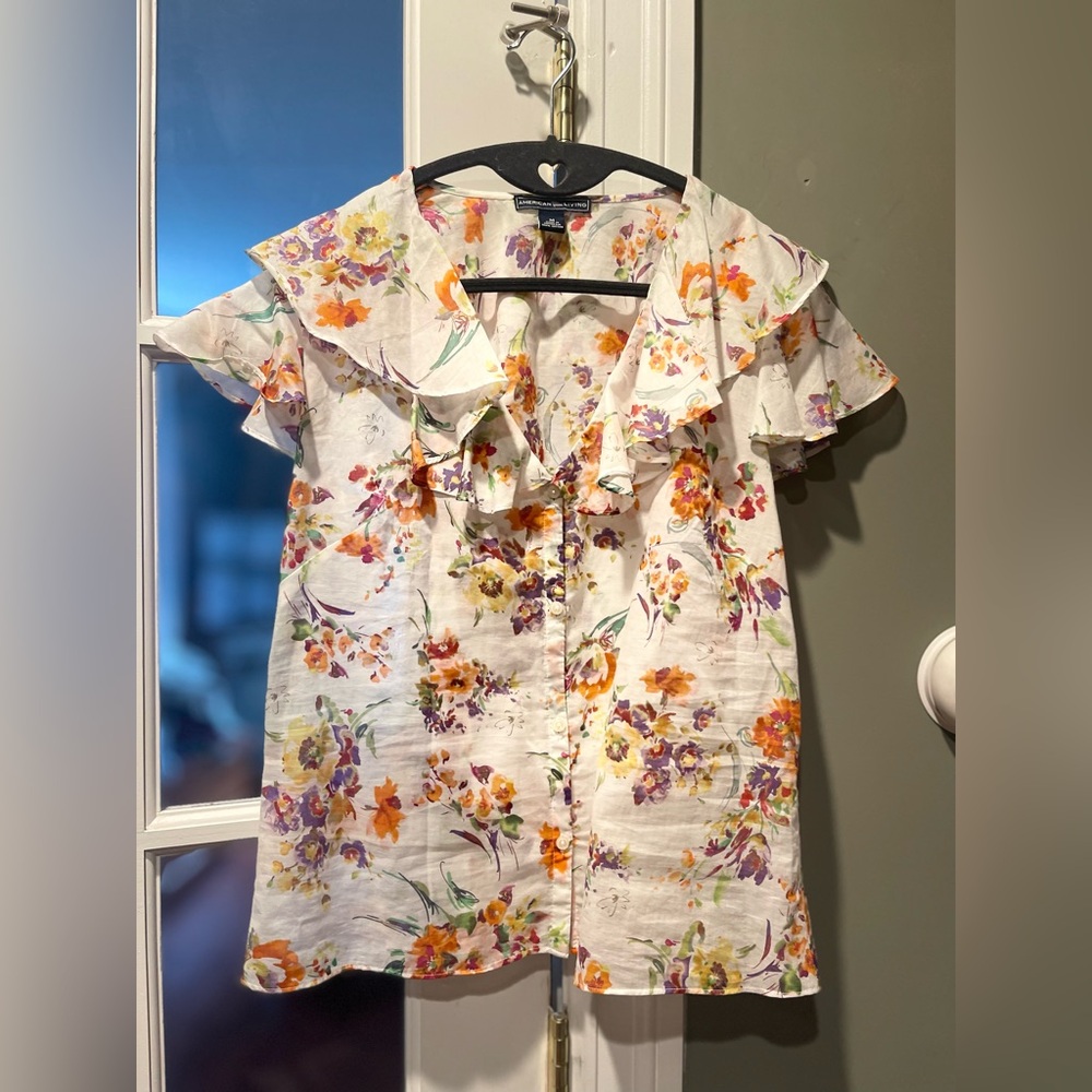 NWOT-Pretty 100% cotton Floral Ruffle Blouse